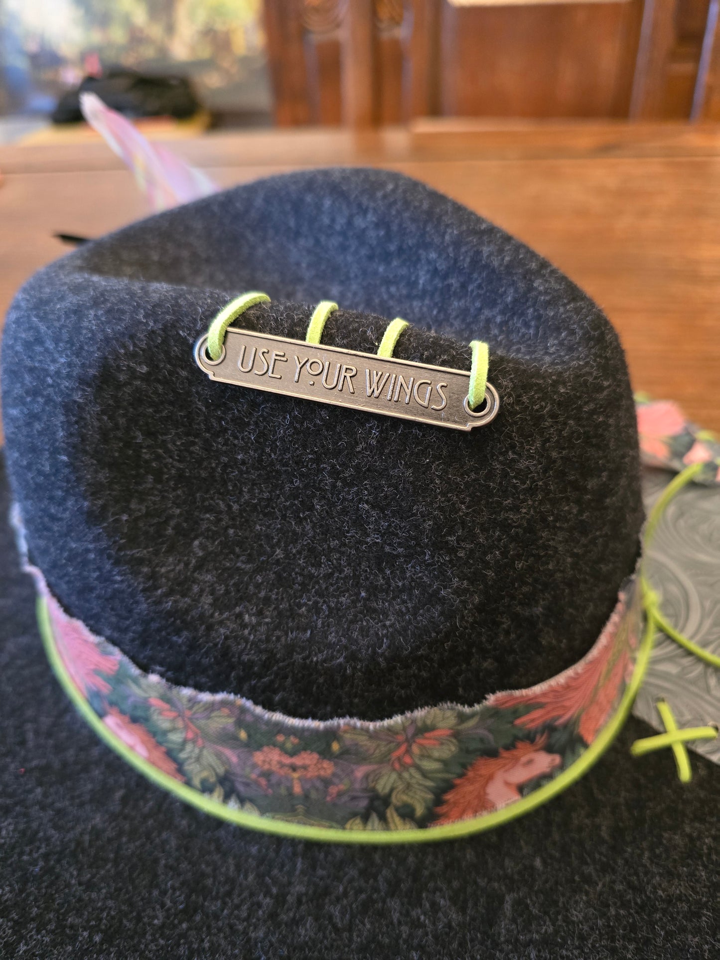 Heathered Black Felt Fedora with Purlicue Pinch Signature Band & Lace-Stitched Brim – M/L