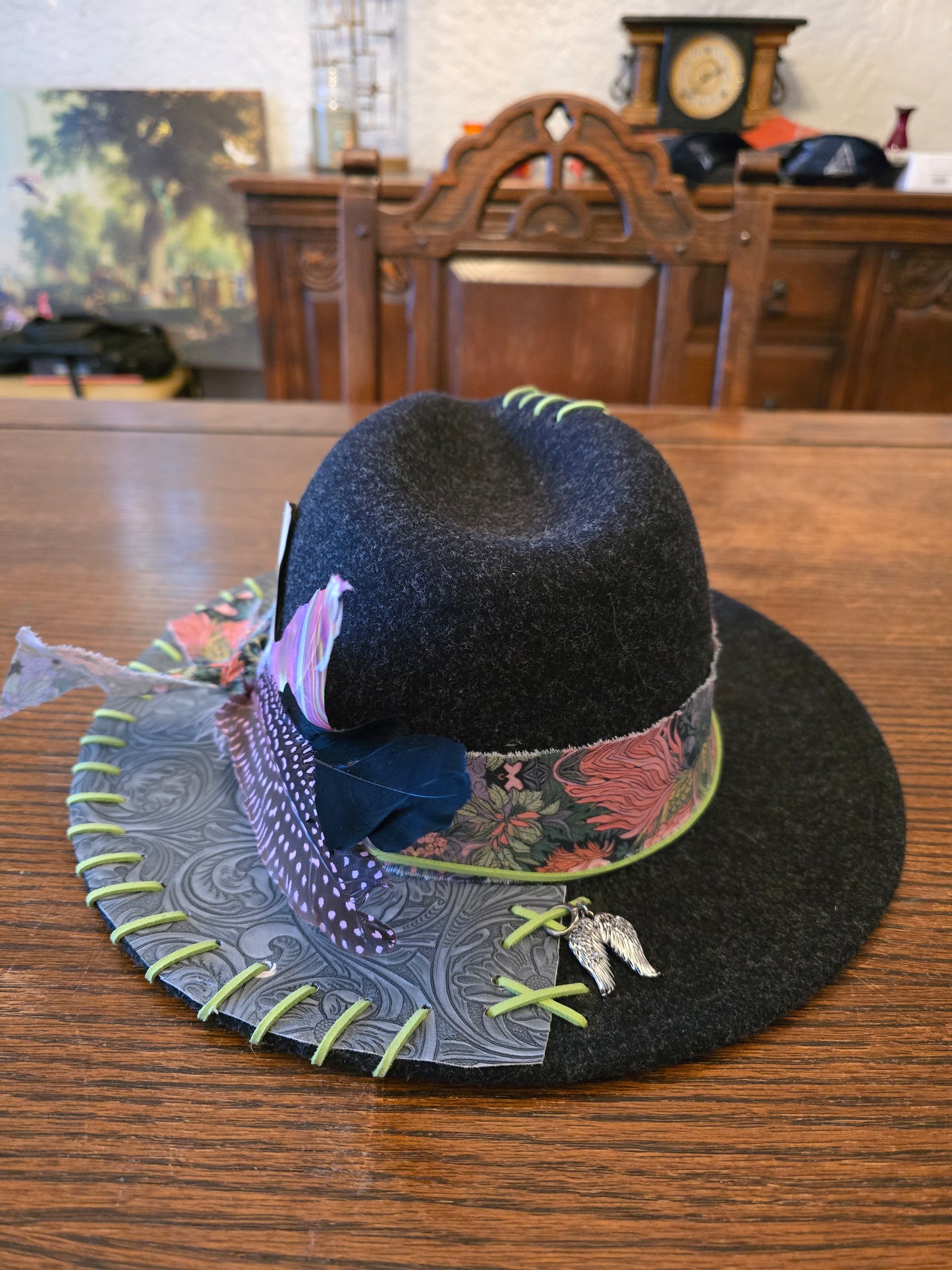 Heathered Black Felt Fedora with Purlicue Pinch Signature Band & Lace-Stitched Brim – M/L